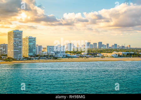 Fort Lauderdale skyline e spiaggia paesaggio. Foto Stock