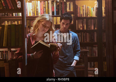 Penn Badgley, Elizabeth Lail, "lei" (2018) Photo credit: Netflix / Hollywood Archive Foto Stock