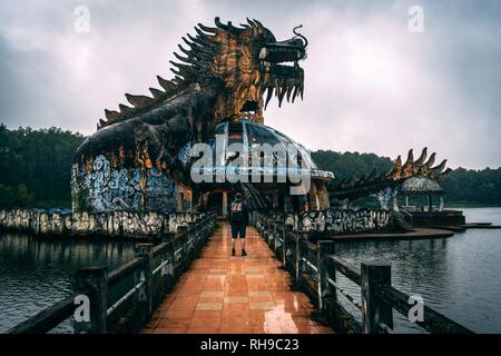 Dark attrazione turistica Ho Tien Thuy abbandonato waterpark, vicino alla città di Hue, Vietnam centrale, Sud-est asiatico. Famosa statua del drago nel mezzo di th Foto Stock