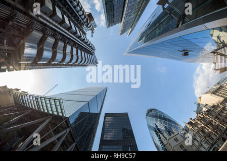 Ampio angolo di visione di grattacieli nella città di Londra dal Lime street. Leadenhall building, Lloyd's, 30 St Mary Axe, Aviva, bisturi. Persone di passaggio Foto Stock