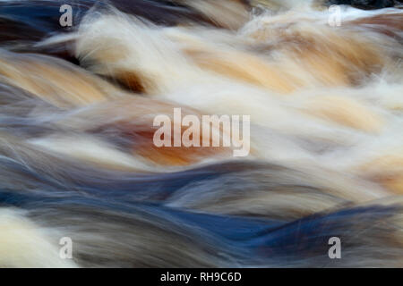 L'acqua che scorre fortemente in finlandese rapids Foto Stock