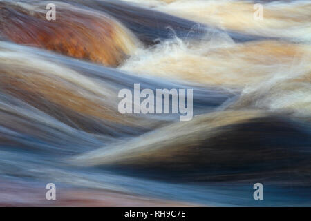 L'acqua che scorre fortemente in finlandese rapids Foto Stock