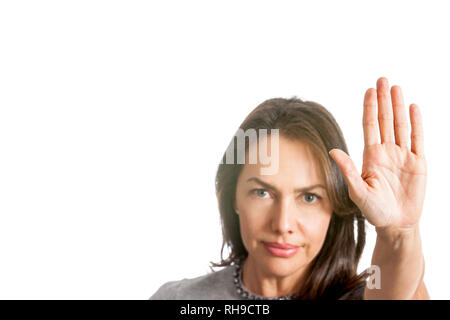 Donna con la mano tesa che mostra stop gesto isolato su sfondo bianco Foto Stock