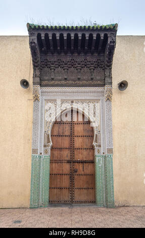 Fes, Marocco. Design tradizionale marocchino con porta d'ingresso in legno. moschea Bab Bou Jeloud porta della moschea Foto Stock