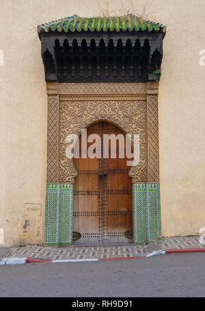 Fes, Marocco. Design tradizionale marocchino con porta d'ingresso in legno. moschea Bab Bou Jeloud porta della moschea Foto Stock