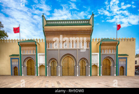 Bellissima vista del Bab Majzen porta di ornati in metallo dorato su i cancelli di ingresso al Palazzo Reale di Fes, Marocco ( Fez ). Ornati geometrici Foto Stock