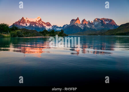 La luce del mattino sulla Torres del Paine con il Lago Pehoé davanti che riflette la scena meravigliosa Foto Stock