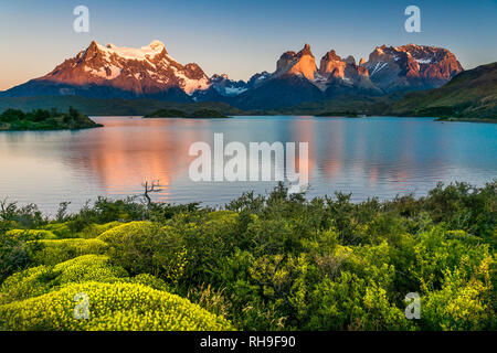 Sunrise su una calma untypically mattina in Patagonia Foto Stock