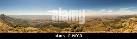 Panorama della savana paesaggio di montagne di Swaziland Foto Stock