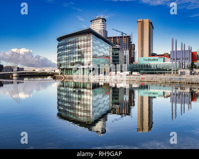 2 Novembre 2018: Manchester, Regno Unito - Media City UK si riflette nel Manchester Ship Canal, su una perfetta giornata d'autunno. Foto Stock