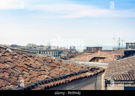 Tetti di Catania, antenna paesaggio urbano della città vecchia in Sicilia, Italia Foto Stock