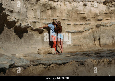 Paio di Occhiali da sole baciare sulla costa di Malta Foto Stock