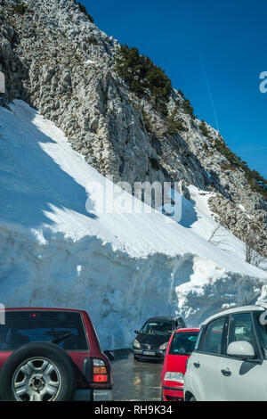 Parco nazionale di Lovcen, Montenegro - Aprile 2018 : vetture con i turisti la guida su una strada stretta attraverso il meraviglioso scenario di montagna in inverno Foto Stock