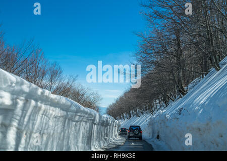 Parco nazionale di Lovcen, Montenegro - Aprile 2018 : Automobili guida su una stretta strada attraverso il meraviglioso scenario di montagna in inverno Foto Stock