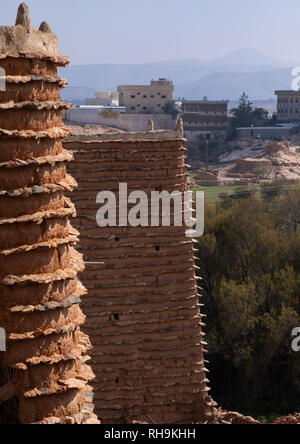 Vista aerea di pietra e fango torre di vedetta con liste in un villaggio, Provincia di Asir, Sarat Abidah, Arabia Saudita Foto Stock