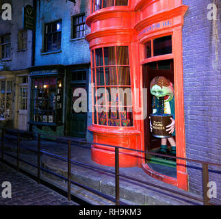 Weasleys' Wizard Wheezes scherzo negozio in Diagon Alley. La realizzazione di Harry Potter Tour, Leavesdon Foto Stock