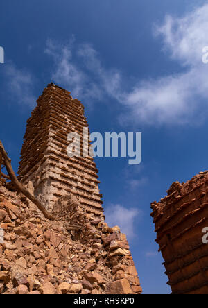 Vista aerea di pietra e fango torre di vedetta con liste in un villaggio, Provincia di Asir, Sarat Abidah, Arabia Saudita Foto Stock