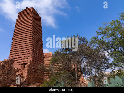 Vista aerea di pietra e fango torre di vedetta con liste in un villaggio, Provincia di Asir, Sarat Abidah, Arabia Saudita Foto Stock
