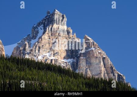 Cattedrale Crags visto dal Passo di Kicking Horse Road, Parco Nazionale di Yoho, British Columbia, Canada Foto Stock