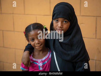 Ritratto di due yemenita ragazze rifugiate, Provincia di Asir, Muhayil, Arabia Saudita Foto Stock