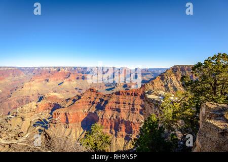 Viewpoint Mather Point, erose paesaggio roccioso, South Rim, il Parco Nazionale del Grand Canyon, Arizona, Stati Uniti d'America Foto Stock