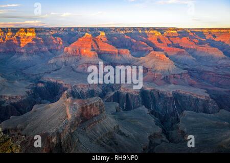 Gola del Grand Canyon al tramonto, vista da Hopi Point, roccia erosa paesaggio, South Rim, il Parco Nazionale del Grand Canyon Foto Stock