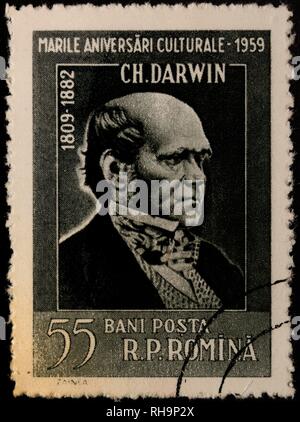 Charles Darwin, un naturalista inglese, geologo e biologo, ritratto su un francobollo rumeno, Romania Foto Stock