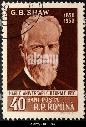 George Bernard Shaw, un drammaturgo irlandese, critico, polemista e attivista politico. ritratto su un francobollo rumeno, Romania Foto Stock