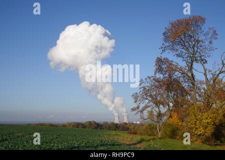 A forma di testa di fungo cloud oltre le torri di raffreddamento di Gundremmingen centrale nucleare, Baviera, Germania Foto Stock