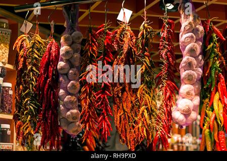 Appendere l'aglio e peperoncino, spezie, Mercat de la Boqueria o Mercat de Sant Josep, sale di mercato, Barcellona, Spagna Foto Stock