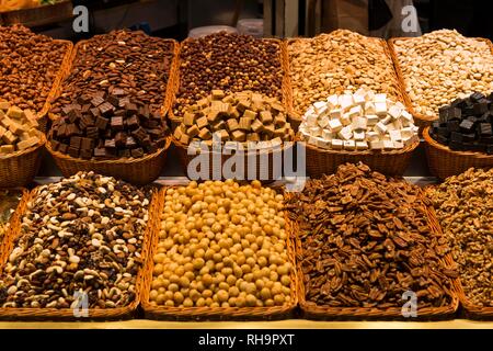 Vari dadi e il torrone, Mercat de la Boqueria o Mercat de Sant Josep, sale di mercato, Barcellona, Spagna Foto Stock