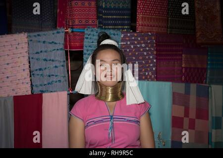Giovane donna con collo anelli, tribù del collo lungo Karen, Huay Pu Keng, Mae Hong Son, Thailandia Foto Stock