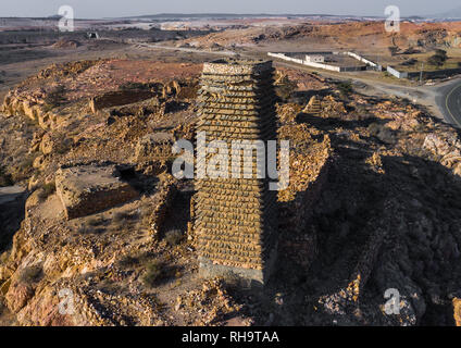 Vista aerea di una pietra e fango torre di vedetta con liste di Asir provincia, Sarat Abidah, Arabia Saudita Foto Stock