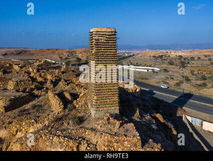 Vista aerea di una pietra e fango torre di vedetta con liste di Asir provincia, Sarat Abidah, Arabia Saudita Foto Stock