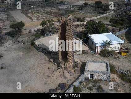 Vista aerea di pietra e fango torre di avvistamento in al villaggio Khalaf, Provincia di Asir, Sarat Abidah, Arabia Saudita Foto Stock