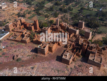 Vista aerea di pietra rossa e case di fango con liste in un villaggio, Provincia di Asir, Sarat Abidah, Arabia Saudita Foto Stock