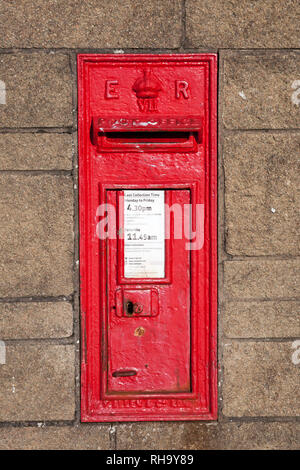 Antiquariato, ghisa, Edward 7th, tradizionale rosso, montato a parete post box Foto Stock