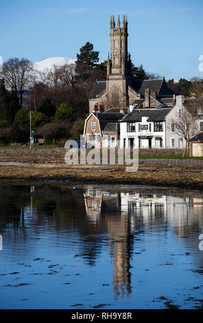 Il villaggio di conservazione di Rhu, Argyll & Bute, Scozia, con la chiesa, pub e ufficio postale. Foto Stock