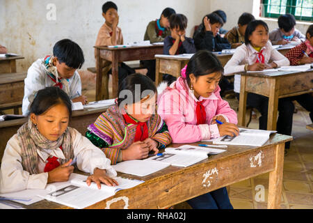 Nr. Bac Ha, Vietnam; Thai Ha Pho scuola di villaggio. Foto Stock