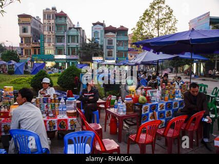 Lao Cai, Vietnam; piazza del mercato al crepuscolo Foto Stock