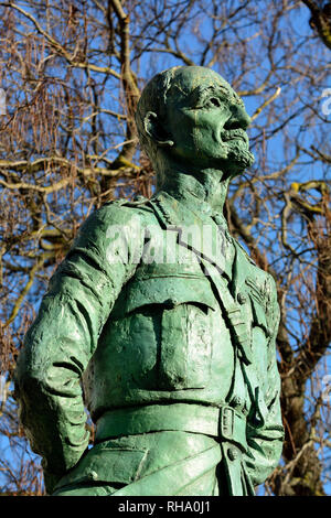 Londra, Inghilterra, Regno Unito. Statua (1956; Jacob Epstein) del maresciallo di campo Jan Christian granello di fuliggine (1870-1950; ha introdotto l'apartheid in Sud Africa) in Parlamento Foto Stock