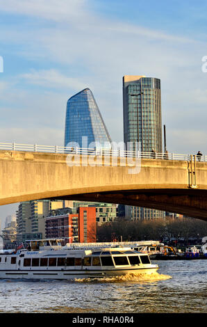 Londra, Inghilterra, Regno Unito. Waterloo Bridge, con edifici di nuova costruzione nella zona di Southwark - Uno Blackfriars (L - 2018) South Bank Tower (appartamenti,1972: formerl Foto Stock