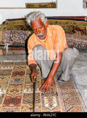 Maschio tradizionale tappeto indiano tessitore a Jaipur Rajasthan, India, Asia Foto Stock