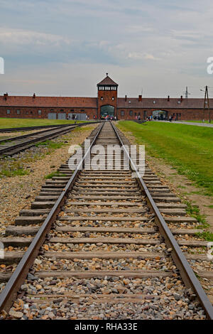 Oswiecim, Polonia - 11 luglio 2018. Il cancello principale e la torre di guardia Birkenau-Auschwitz II Foto Stock