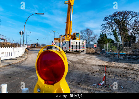 Berlino, Germania - 19 Gennaio 2019: attrezzature di un sito in costruzione, sul quale la nuova linea ferroviaria per il "ferrovia resden' è costruito con una grande c Foto Stock