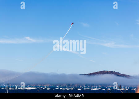 Barone rosso in alto nel cielo blu durante il Blue Angels air show oltre la Baia di San Francisco durante la settimana della flotta Foto Stock