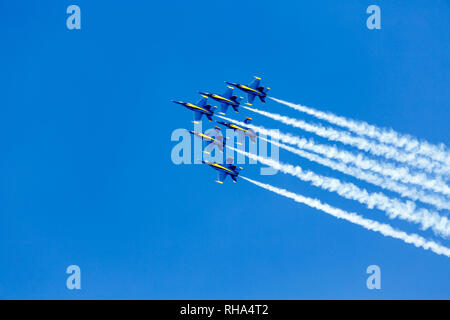 Sei stretto piano formazione di Blue Angels vola sopra la baia di San Francisco durante la settimana della flotta Foto Stock