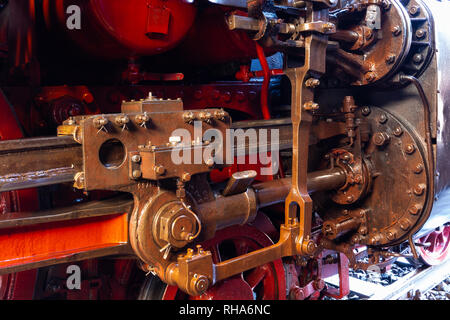 Vista ravvicinata di una timoneria con aste di pistone locomotiva della serie 03 della Deutsche Reichsbahn Foto Stock