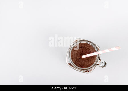 Protein Shake, smoothie con cioccolato e cacao in un recipiente su sfondo bianco Foto Stock