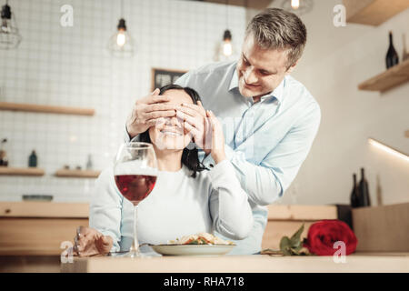 Uomo romantico prepara la cena per donna Foto Stock